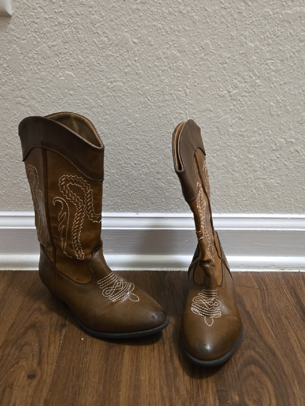 Classic Brown Western Cowboy Boots with Embroidery